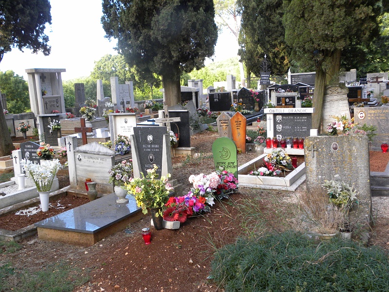 istria2009 263.jpg - Bale - na cmentarzu nie ma wojny o wyznania